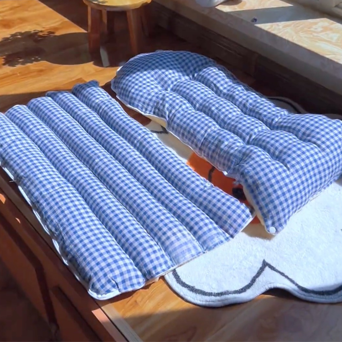 Gingham dog sleeping bag bed, photo 7