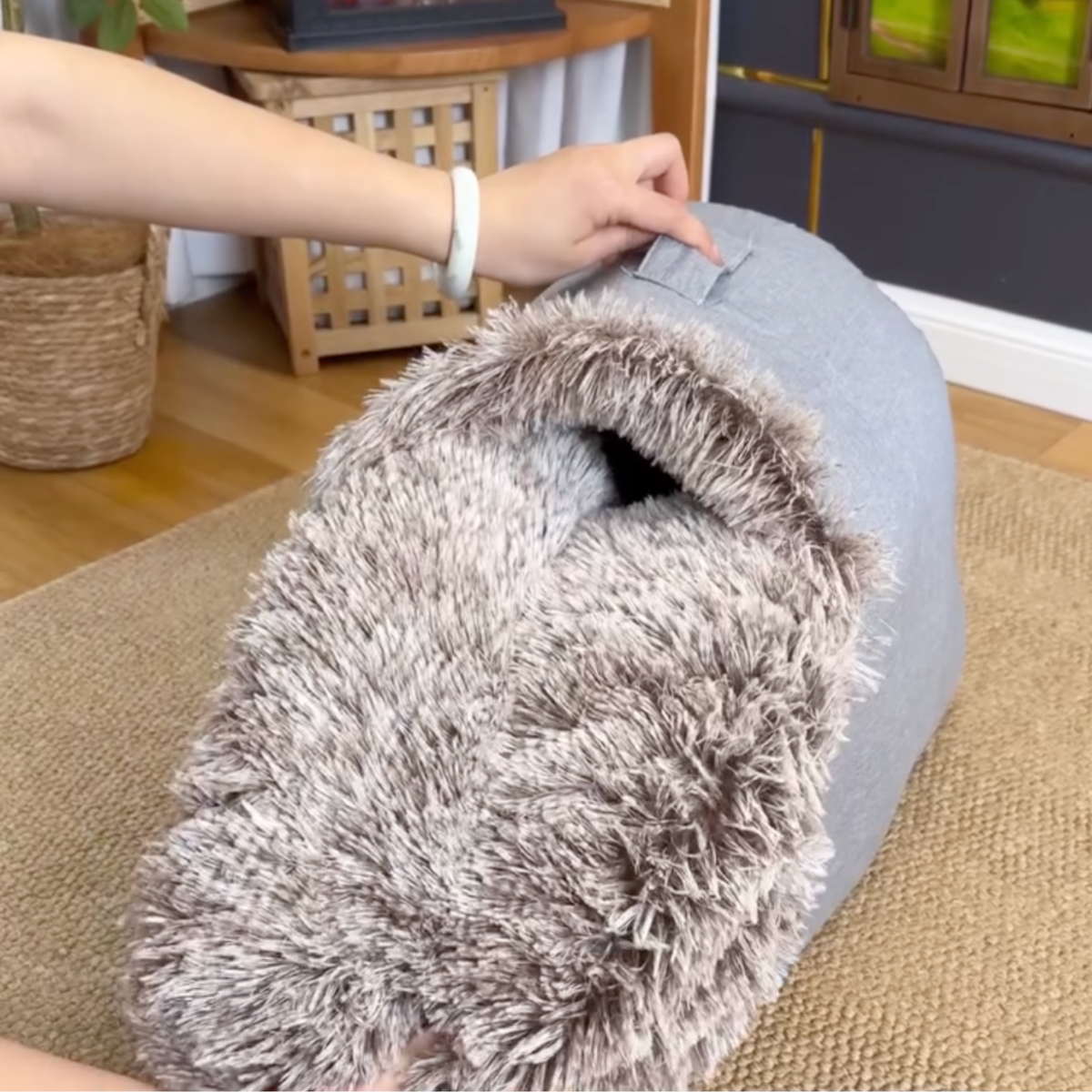 Covered dog cave bed with faux fur trim, photo 7