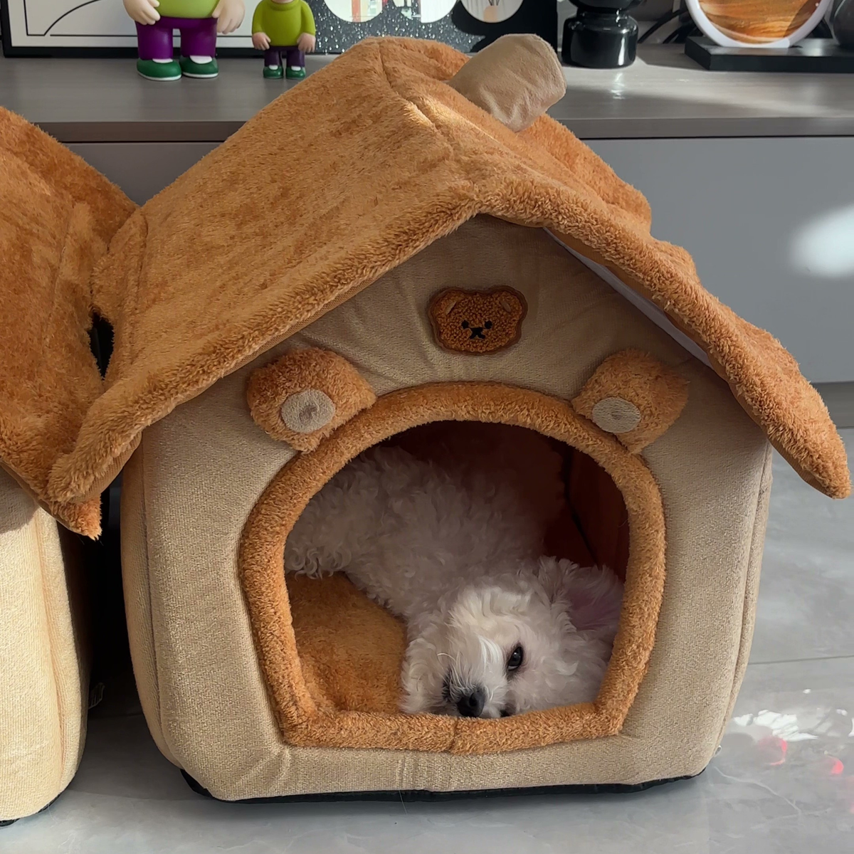 Cabin-style covered dog bed with roof, photo 2