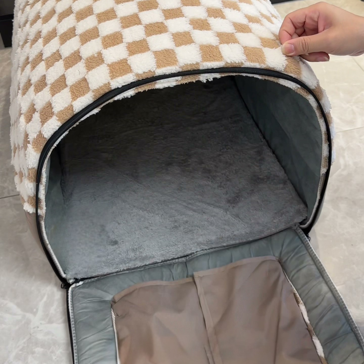 Checkered covered dog house bed, photo 7